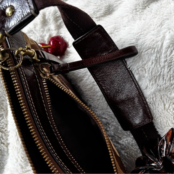 Coach Brown and Gold Leather Clutch with Vintage Charm - Picture 5 of 6